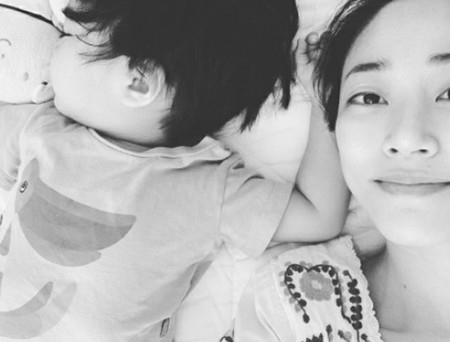 女優キム・ヒョジン、おとなしい次男に母性愛爆発…「ゆっくり大きくなったら」(WoW!Korea)