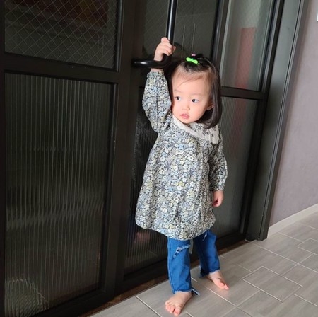 イ・ハジョン、夫チョン・ジュノと半々に似た娘ユダム公開…「公園行きたい」(WoW!Korea)