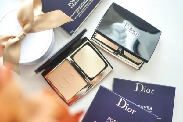 『Dior』2022大注目の新作パウダーファンデーションを全色お試し！ マスクメイクに◎(DailyMORE)