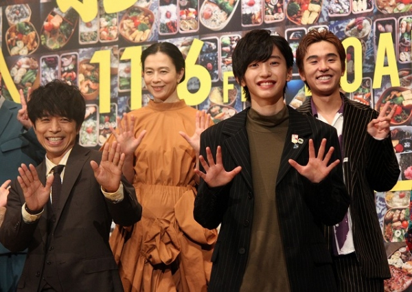 井ノ原快彦、道枝駿佑にギターのプレゼント「大事に使ってくれそう」(映画.com)