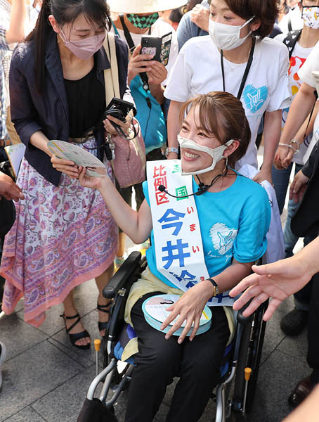 自民・今井絵理子氏「車椅子」駆使し再選も…個人票15万票どまり、6年前から半減(日刊ゲンダイDIGITAL)