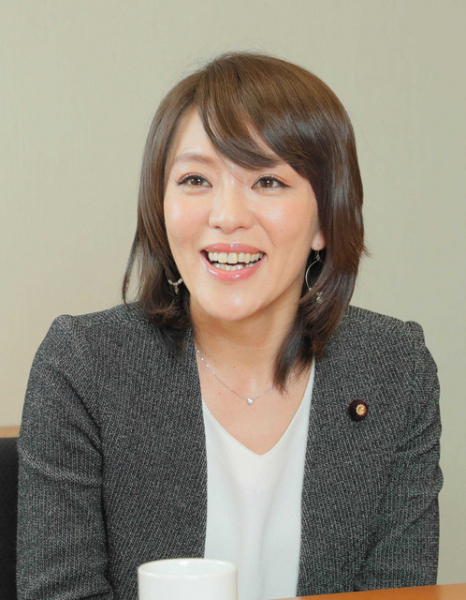 今井絵理子議員、先天性難聴の息子が今月１６歳「八方塞がりになった私を支えてくれたのは…」(スポーツ報知)