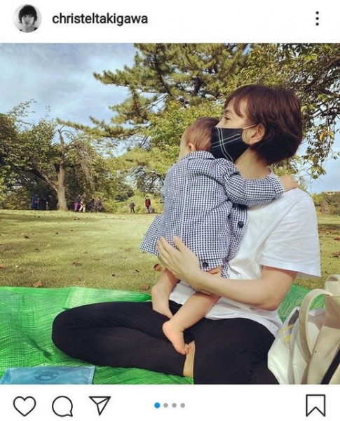 滝川クリステルが今年１月に誕生した長男とのツーショットを披露…夫の仕事を意識するように新宿御苑の「エコお出かけ」をＰＲ(中日スポーツ)