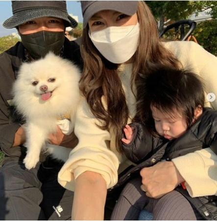 女優ヤン・ミラ、二重まぶたがヤン・ミラにそっくりな息子＆夫＆愛犬と家族写真…今年6月に出産(WoW!Korea)