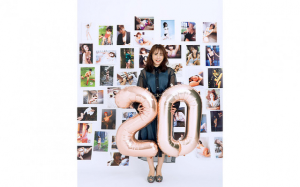 磯山さやかの“マシュマロボディ進化論”、20周年を伝説のグラビアポーズで振り返る(エンタメNEXT)