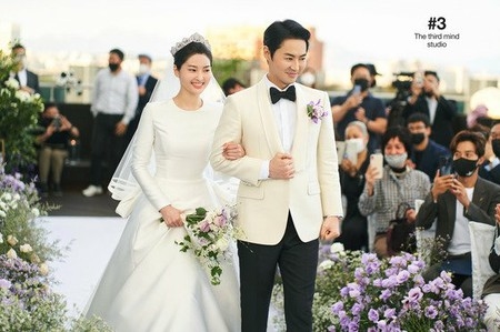 チョンジン（SHINHWA）、幸せあふれる結婚式のようすを公開(WoW!Korea)