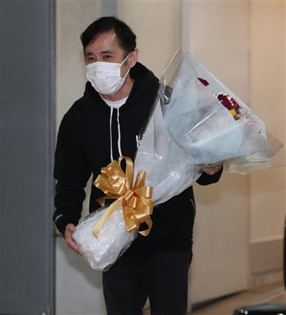 電撃婚のナイナイ岡村隆史、花束手に照れ笑い「実感ない」「僕にとってはすてきな方」(サンケイスポーツ)