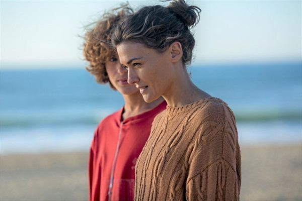 【「おもかげ」評論】濃密なサスペンス短編を予想もつかない形で発展させた、ある母親の謎めく心の軌跡(映画.com)