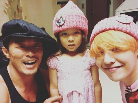 秋山成勲、娘サランちゃんの9回目の誕生日を祝う…「永遠に愛してる」(WoW!Korea)