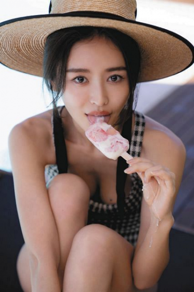 ”腸活”の女王・加治ひとみが美容写真集を発売へ 美ボディーで壁ドンならぬ”乳ドン”披露(中日スポーツ)