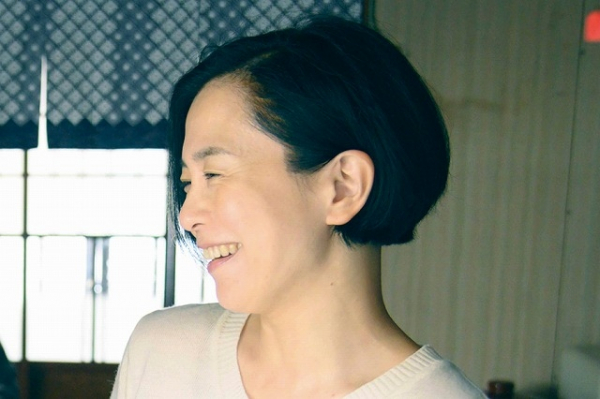 坂井真紀、井ノ原快彦の人柄を絶賛「いつも心が温まる」　「461個のおべんとう」インタビュー映像(映画.com)