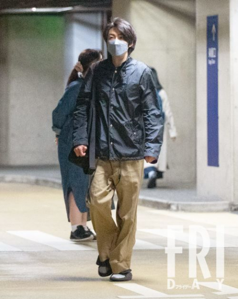 相葉雅紀”12年ぶりの舞台”後に見せた「私服オフショット」姿(FRIDAY)