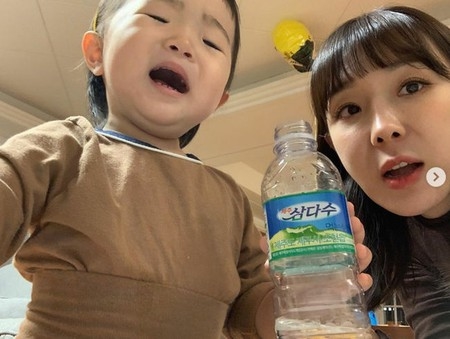 元「S＃arp」イ・ジヘ、「Tell Me, Tell Me」を歌う娘テリを公開(WoW!Korea)