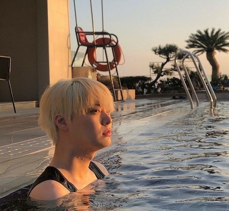 俳優アン・ジェヒョン、元妻ク・ヘソンに負けない疑問のSNS…金髪変身からpresentまで(WoW!Korea)