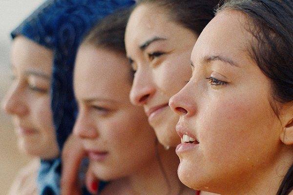 【「パピチャ　未来へのランウェイ」評論】暗黒の90年代を生きた「パピチャたち」の孤独な闘いが、現代に鮮烈にこだまする。(映画.com)