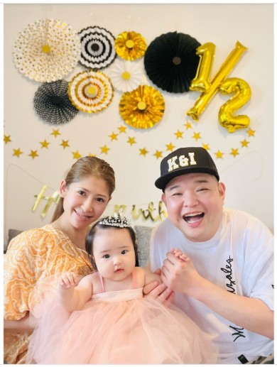 内山信二＆妻、娘のハーフバースデーに家族3ショット　「お顔もこんなにお姉ちゃんになりました」(ねとらぼ)