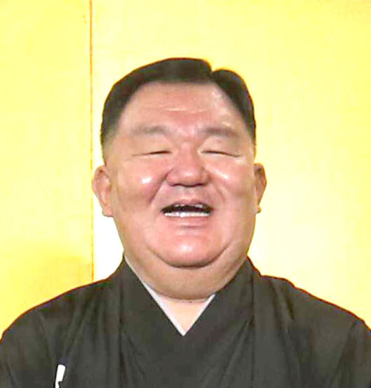 ５４歳・三遊亭歌武蔵が結婚！美人妻との２ショットに騒然「めちゃくちゃきれいな人！」「美しい奥様」(スポーツ報知)