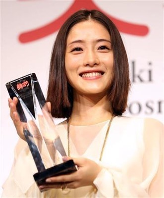 石原さとみ、美の殿堂！「美的ベストコスメ大賞」３年連続受賞（サンケイスポーツ）