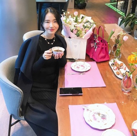 女優・イ・ジョンヒョン　優雅なマダムルック…ラグジュアリーなカフェでコーヒーを飲むお医者さんの嫁(WoW!Korea)