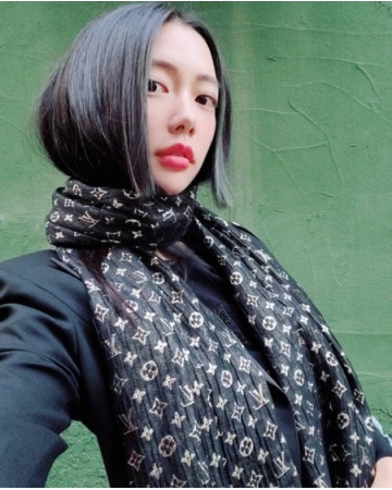 女優クララ　グッと変わったビジュアル…スカーフでラグジュアリーさ爆発(WoW!Korea)