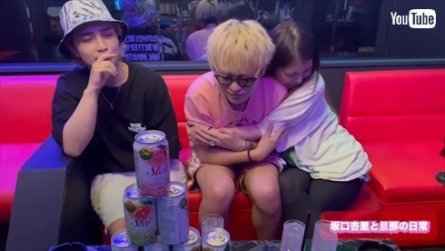 坂口杏里さん、夫の前で“推し男性”に抱きつく画がカオスすぎる　「本当にこんなに好きになった人、7年間の元カレと王子だけ」(ねとらぼ)