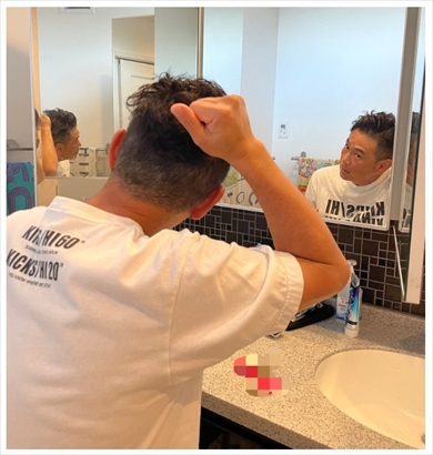 ココリコ遠藤、ヘアセット中に“ド天然”すぎる勘違い　妻が現場公開「いくらつけても固まるわけない」(ねとらぼ)