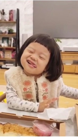 女優ソ・ユジン、娘のセウンちゃんがウインクにチャレンジも「まだ難しいかな」…愛くるしさで心を溶かす(WoW!Korea)