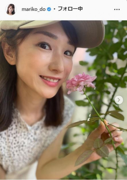 堂真理子アナ「日差しが強い日は、キャップが必需品」娘撮影のバラの花をつかむオフショット(日刊スポーツ)