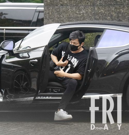 マッチョ体型は健在…大沢たかお”愛車を駆って都心を疾走”写真　(FRIDAY)