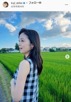 久慈暁子「中学生の時の帰り道」チェック柄ノースリーブ姿で地元の水田にたたずみ笑顔(日刊スポーツ)