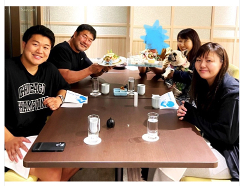 北斗晶、夫・佐々木健介の56歳バースデーを家族でお祝い「元気なことが1番の願い」　長男妻の門倉凛は誕生日会へ初参加(ねとらぼ)