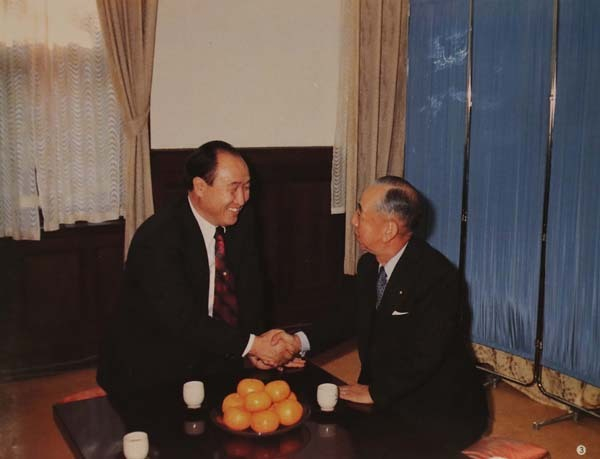 安倍3代にわたる統一教会との蜜月関係を、なぜ大新聞は追及しないのか【週刊誌からみた「ニッポンの後退」】(日刊ゲンダイDIGITAL)