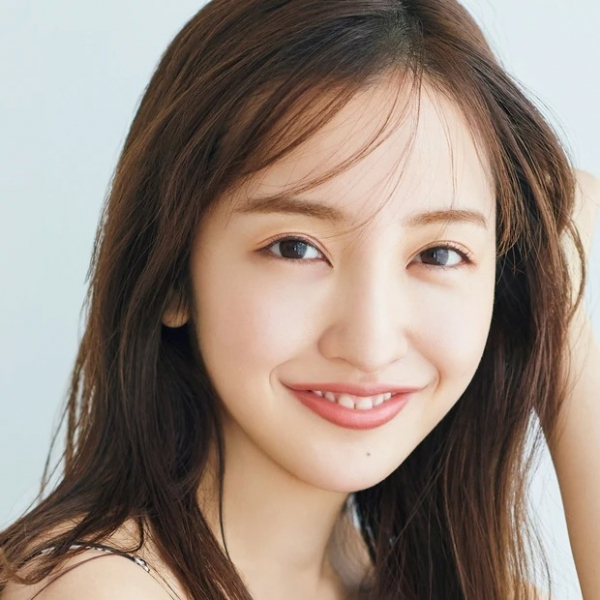 【板野友美さん】30代の上品ツヤ肌を支える溺愛アイテムは? MYベスコスを発表(MAQUIA ONLINE)