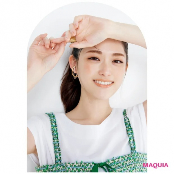 【松村沙友理さん】ポーチの中身を拝見! 透き通るような美肌のヒミツを公開(MAQUIA ONLINE)