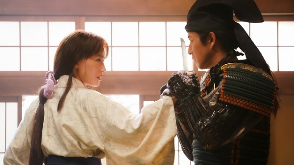 愛すか、殺すか…木村拓哉×綾瀬はるか「THE LEGEND & BUTTERFLY」緊迫の場面写真(映画.com)