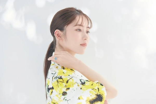 【横山由依さん】真夏も崩れないメイクの秘密は？ メイク直しテクニックも公開！(MAQUIA　ONLINE)