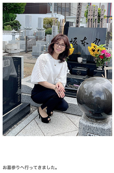 日航機墜落から37年、故・坂本九の妻・柏木由紀子が墓前に 年月に実感沸かず、家族の変化で「現実のものと知らされるかのよう」(ねとらぼ)