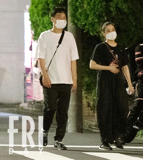 祝・第1子誕生!山里亮太&蒼井優「ラブラブな夜のお散歩」写真(FRIDAY)