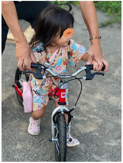 吉木りさ、2歳娘に“初めての自転車”をプレゼント 「パパとよーいドン」と夫・和田正人との2ショットも(ねとらぼ)