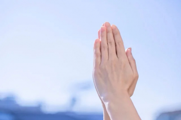 “結婚がきっかけで脱会” 宗教二世として生まれた女性を取材。「親とのつながりは信仰だった」<モア・リポート>(MORE)