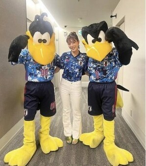 10kg減のテレ朝・三谷紬アナ、サッカー日本代表応援マスコットとの３ショットに「素晴らしい共演」の声(現代ビジネス)
