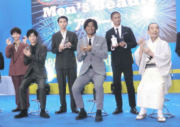 キングカズの長男・獠太が父譲りのパフォーマンス披露「マイクネタは三浦家の鉄板ネタですから」(中日スポーツ)