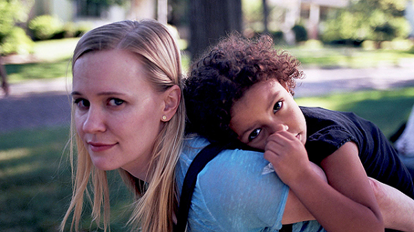 【「セイント・フランシス」評論】子守り女性と家族の試練を通じ、“ありのまま”に向き合う尊さをユーモラスに描く(映画.com)