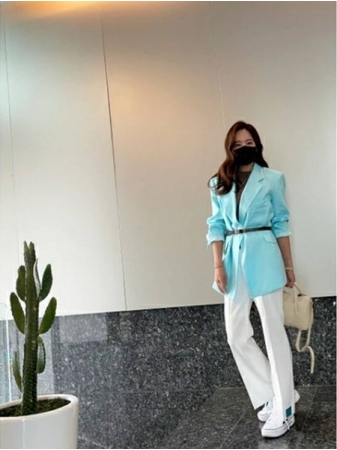 事業家ペク・ジョンウォンの妻で女優ソ・ユジン、長い長い脚(WoW!Korea)