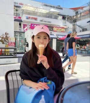 久慈暁子アナ、買い物帰りの涼しげな姿に「可愛いです。憧れの女性です」「尊い」の声続々…！(現代ビジネス)