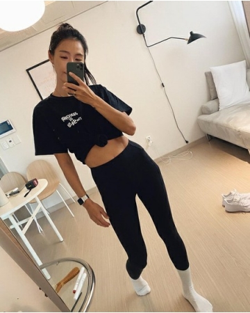 カヒ（元AFTERSCHOOL）、自宅隔離中も名品スタイル誇示…がっしりした腹筋(WoW!Korea)