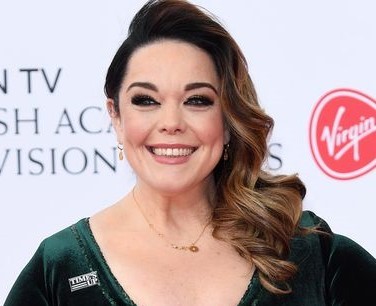 婚約から4年も「結婚しない」理由とは？英女優リサ・ライリーが“新しい結婚のカタチ”を語る(Harper’s BAZAAR（ハーパーズ バザー）)