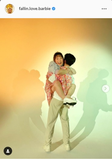 バービー仲むつまじい夫婦ショット公開「ツータンのポージングが様になっていてなんだかウケる」(日刊スポーツ)
