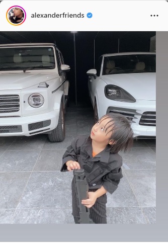 アレクサンダー、高級車並ぶガレージ前の息子のショットを公開「水もしたたる良い男だな」(日刊スポーツ)