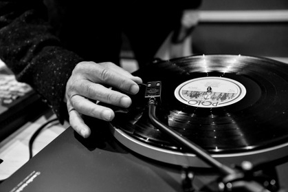 村上春樹「ショーン・コネリーのスコットランド訛りの独特の深い声、やはりチャーミングですよね」ラジオ番組「村上RADIO」で語る(TOKYO FM＋)